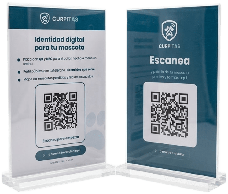 Dos acrílicos de mesa con código QR y NFC, personalizados con el logo del negocio